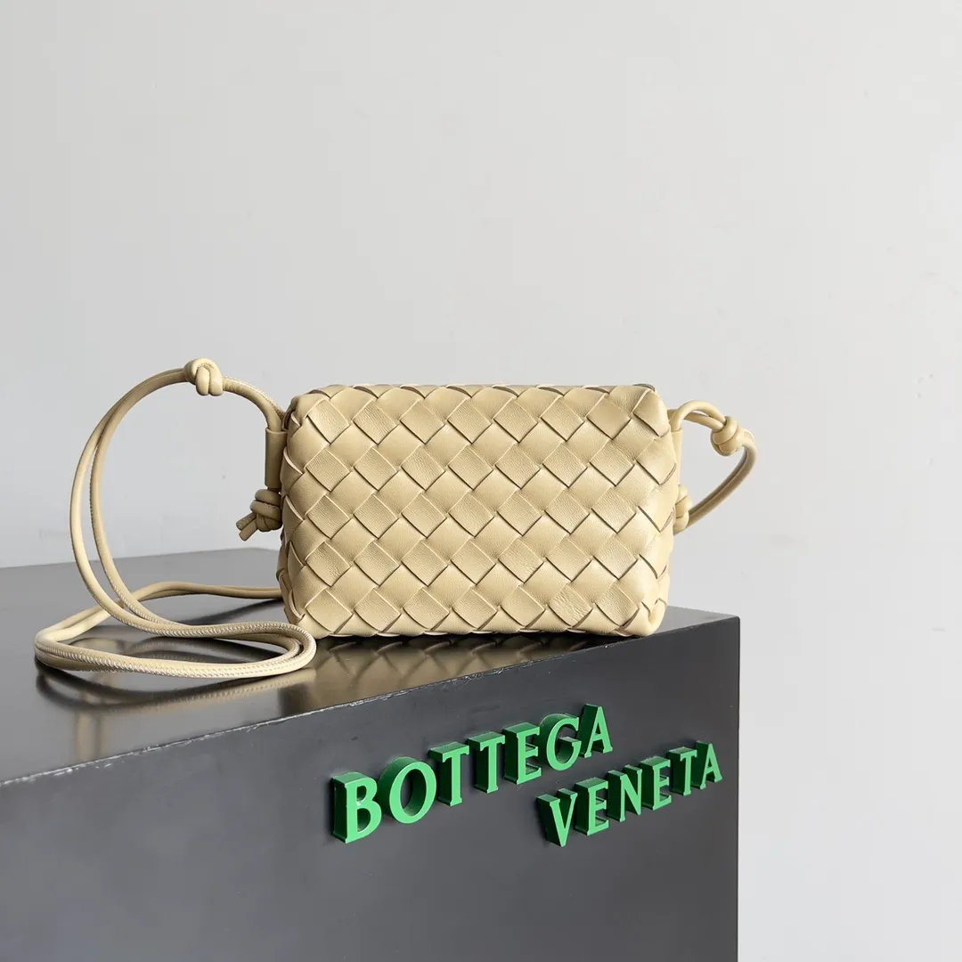 Batch 1560 New version and new color (third generation) 𝗕𝗼𝘁𝘁𝗲𝗴𝗮 𝗩𝗲𝗻𝗲𝘁𝗮———— The latest version of the loop camera bag💥 at the BV King of Cost-Effectiveness counter, large woven texture➕As always, ultra-high-quality lambskin, with zippers and adjustable drawstrings, it is especially suitable for the belly💫It can fit anything, and it is very light in weight. It is suitable for girls of all ages. Size: 17*10*6cm Style number: 723547